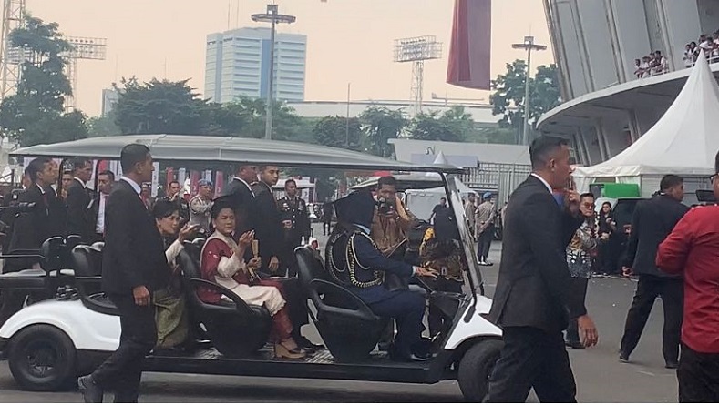 Momen Presiden Jokowi dan Wapres Ma'ruf Amin Tiba di Peringatan Hari Bhayangkara di GBK