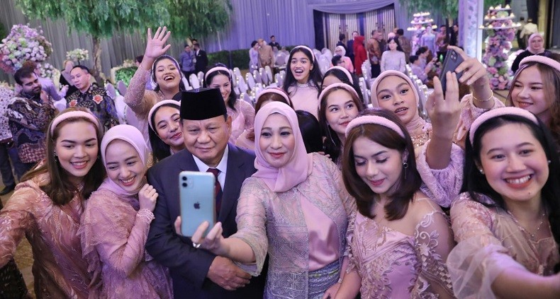 Pagar Ayu Serbu Prabowo Subianto Foto Bareng di Resepsi Pernikahan Anak Ketua MPR Bamsoet