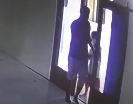 Gagal Curi Kotak Amal, Pria Bawa Anak di Tulang Bawang Rusak CCTV Masjid