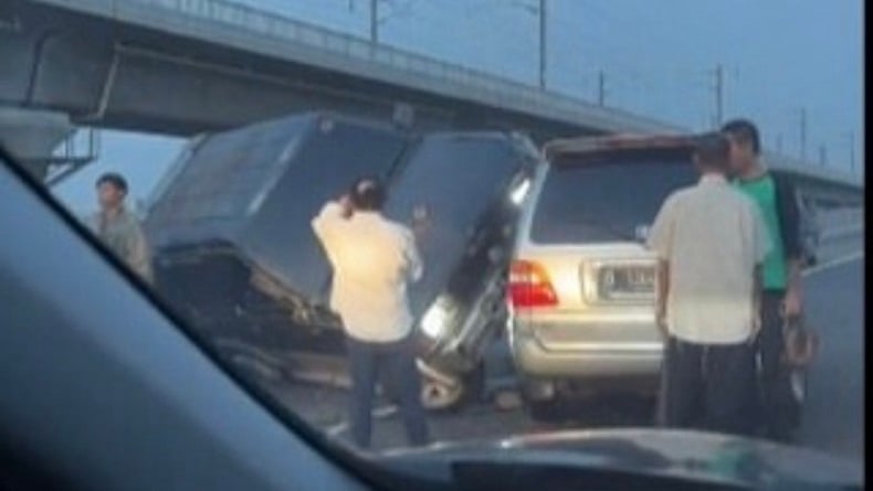 Kecelakaan di Tol Layang MBZ Arah Cawang, Lalu Lintas Sempat Padat