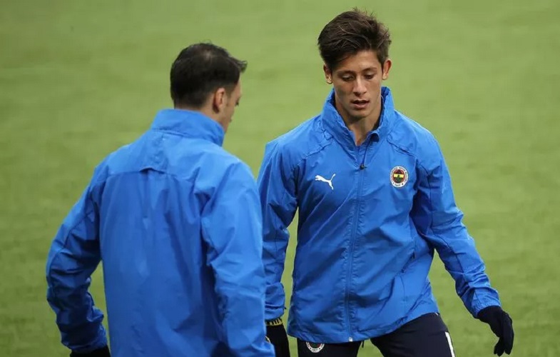 Mesut Ozil Larang Wonderkid Turki Ini Gabung Barcelona: Jangan Buru-buru!