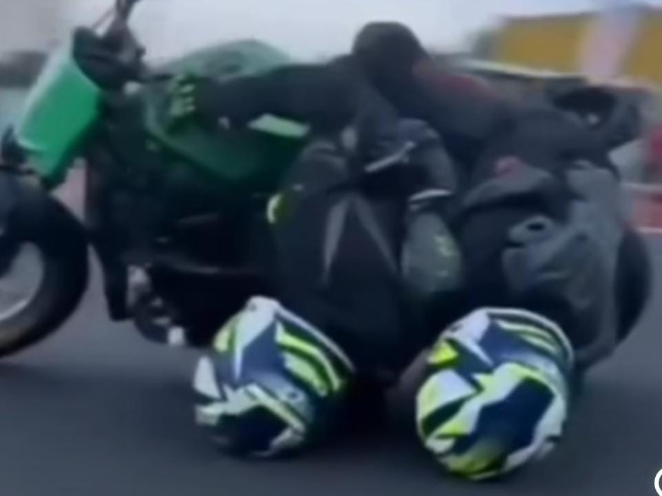 Viral Atraksi Motor Miring hingga Tempelkan Kepala ke Aspal, Netizen: Ketiduran?