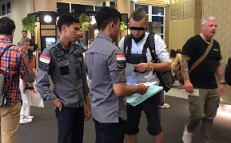 Bule Rusia Dideportasi, Kerap Buat Onar di Ubud hingga Mabuk dan Tidur di Trotoar