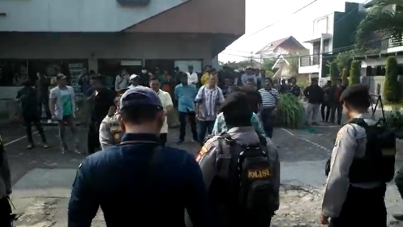 Eksekusi Kafe di Surabaya Ricuh, Petugas Diadang Sekelompok Orang