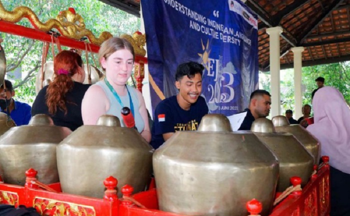 Mahasiswa Australia Belajar Tari hingga Gamelan di Kampus Unesa, Ini Keseruannnya