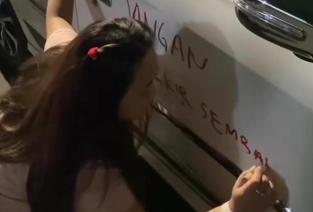 Viral Mobil Dicoret-coret Perempuan Cantik Pakai Lipstik akibat Parkir di Depan Gerbang
