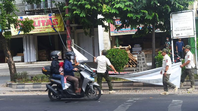 Satpol PP Tertibkan Puluhan Spanduk People Power di Solo 