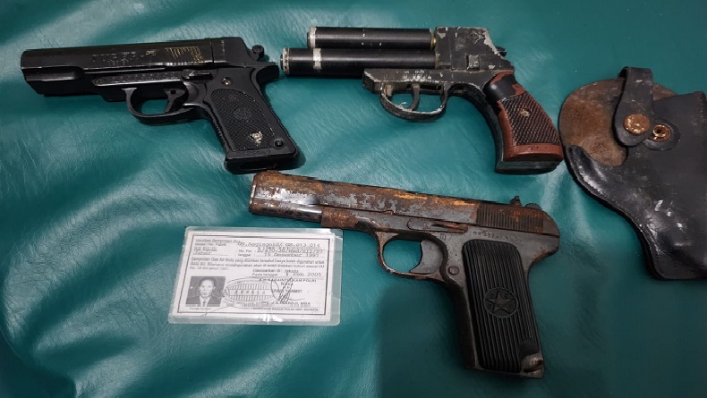 Warga Astana Anyar Serahkan 3 Pistol ke Kodim 0618 Kota Bandung, Ini Penampakannya