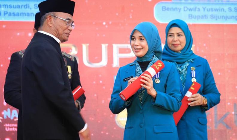 Siti Atikoh Ganjar Berprestasi Raih Manggala Karya Kencana, Yerry Tawalujan: Pasangan Pemimpin yang Berkualitas