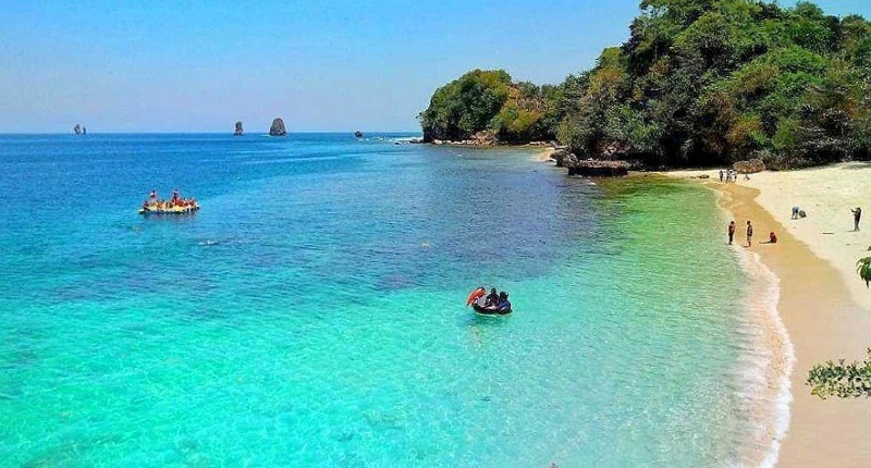 5 Surga Tersembunyi di Malang, Wajib Singgah ke Pantai 3 Warna Bergradasi Biru Hijau