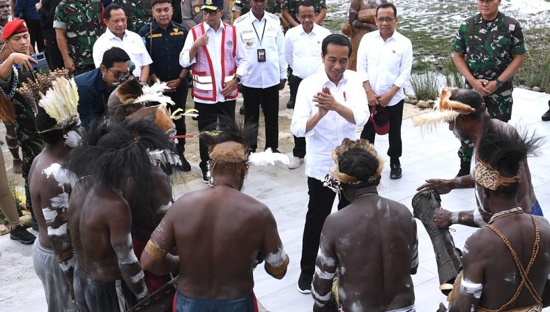 Resmikan Bandara Ewer, Jokowi Harap Bisa Buka Keterisolasian di Asmat