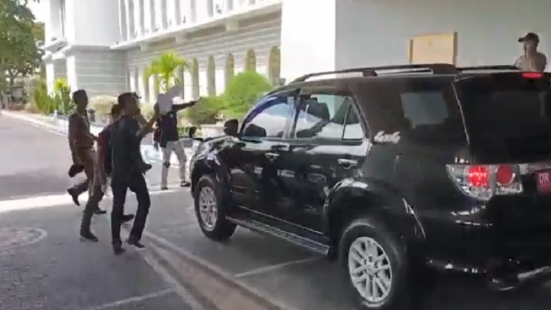 Demo di Lombok Barat Ricuh, Mahasiswa Adang Mobil Bupati saat Hendak Keluar