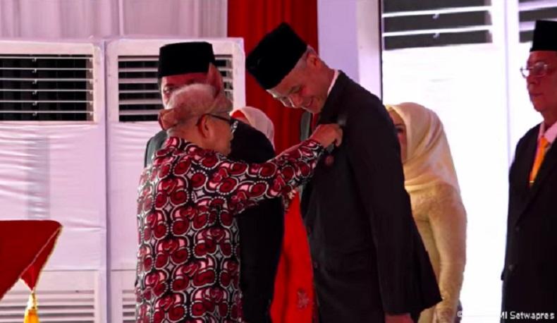  Ganjar Terima Penghargaan Satya Lencana Wira Karya, Berhasil Turunkan Angka Kematian Ibu dan Bayi