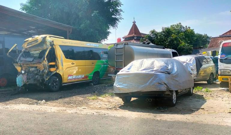 Kecelakaan Mobil Peziarah Tabrak Truk di Tol Solo-Ngawi, 2 Orang Tewas 12 Luka-luka