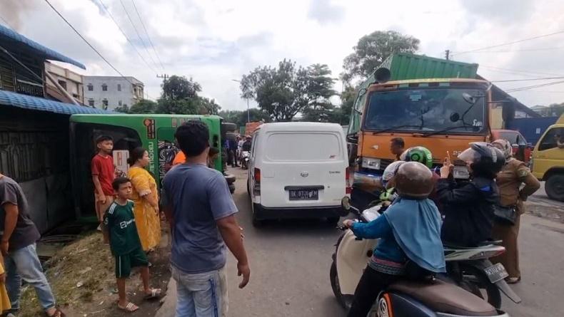 Kecelakaaan Hari Ini di Medan, Truk Tabrak Bus Trans Metro Deli hingga Terbalik