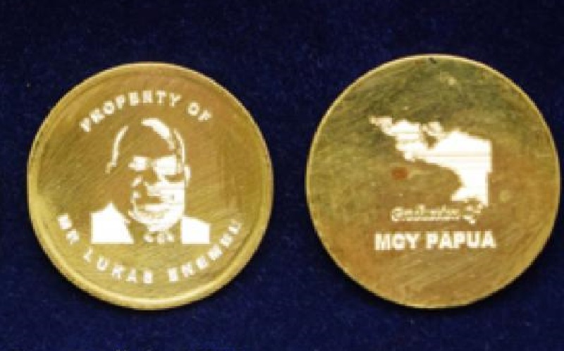KPK Sita Koin Emas Berukir Wajah Lukas Enembe, Ini Penampakannya