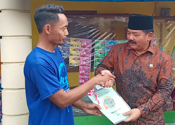 Menteri Hadi Serahkan 38 Sertifikat Tanah Door to Door, Sebut Bisa Jadi Modal Produktif