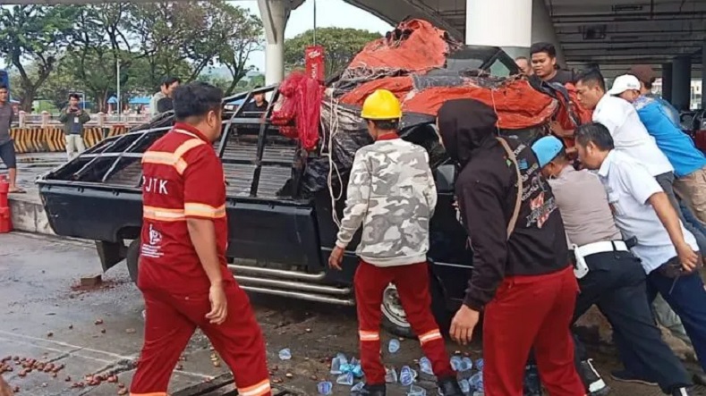 Tak Kuat Nanjak, Pikap Muatan Jengkol Terguling Timpa Civic di Pelabuhan Bakauheni