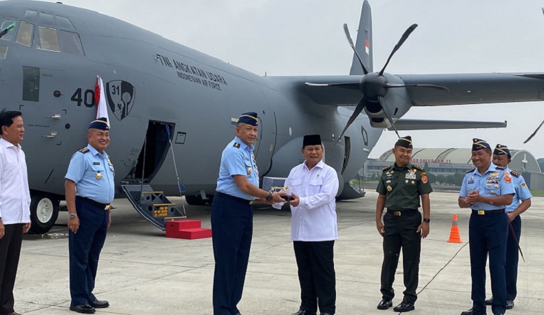 Momen Prabowo Subianto Serahkan Pesawat C-130 J Super Hercules ke KSAU