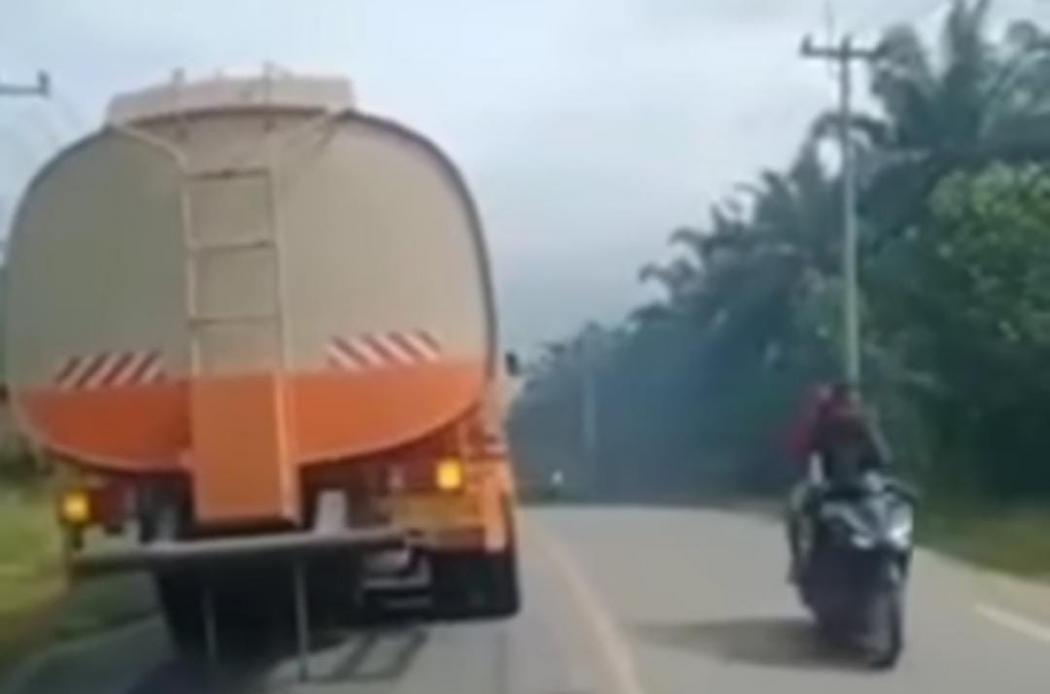 Jangan Asal Nyalip, Kenali Dulu Kode Sein Truk Biar Makin Aman
