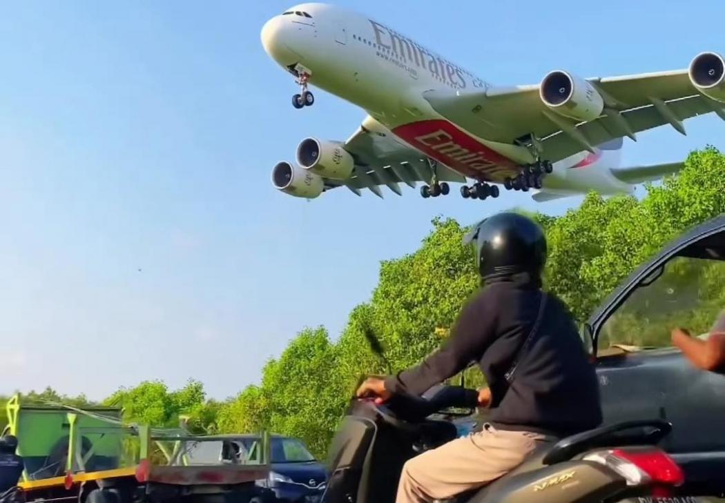 Viral! Pesawat Terbang Sangat Rendah di Atas Pengendara Motor dan Mobil