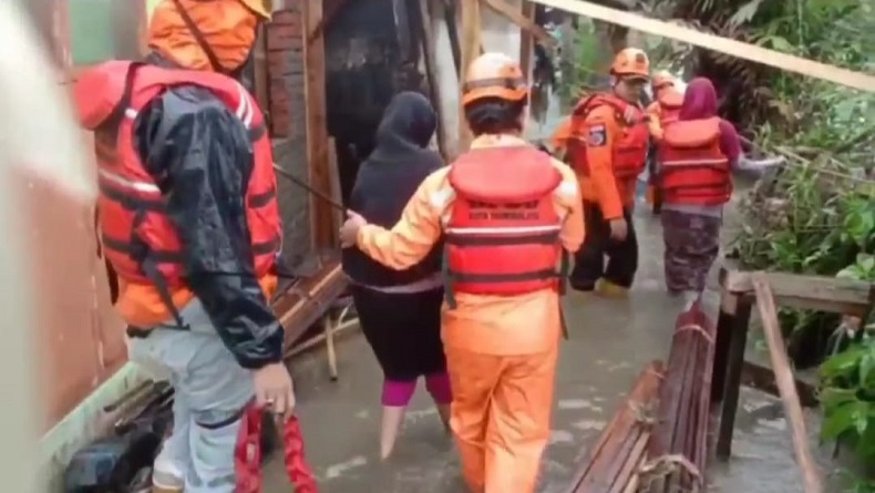 Banjir Kepung Tasikmalaya, Evakuasi 1 Keluarga Mangkubumi Dramatis