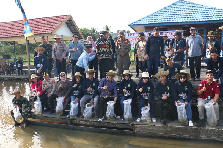 Bupati Barito Utara Ikuti Penebaran Benih Ikan di DAM Trinsing