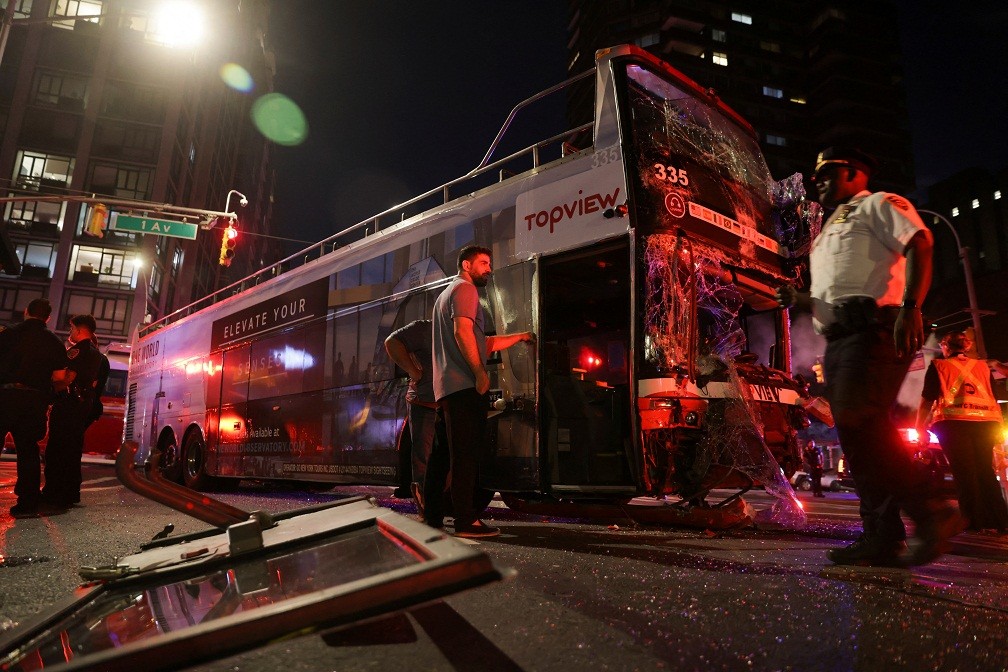 2 Bus Tabrakan di Manhattan New York, Belasan Orang Dilarikan ke RS
