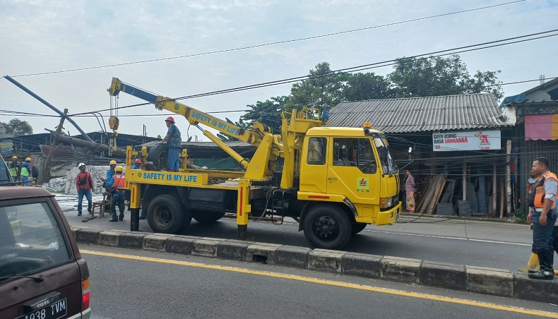 Truk dan Minibus Kecelakaan di Jalan Raya Parung Bogor, Diduga akibat Sopir Mengantuk