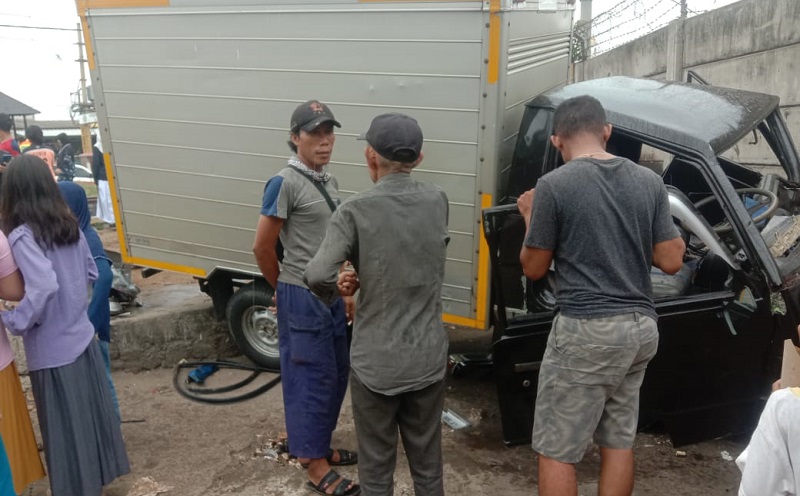 Mobil Boks Tertabrak KRL Bandara karena Terobos Pelintasan Liar di Cengkareng, Sopir Luka Parah