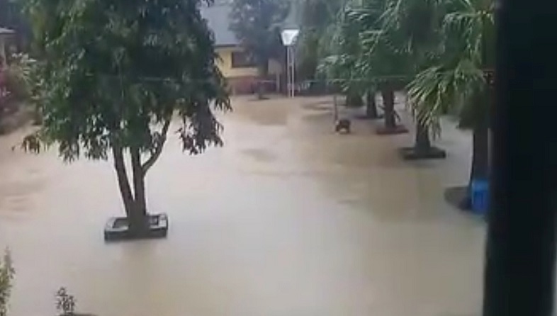 Dampak Banjir Malang: Puluhan Warga Mengungsi, Jembatan hingga Sekolah Tergenang
