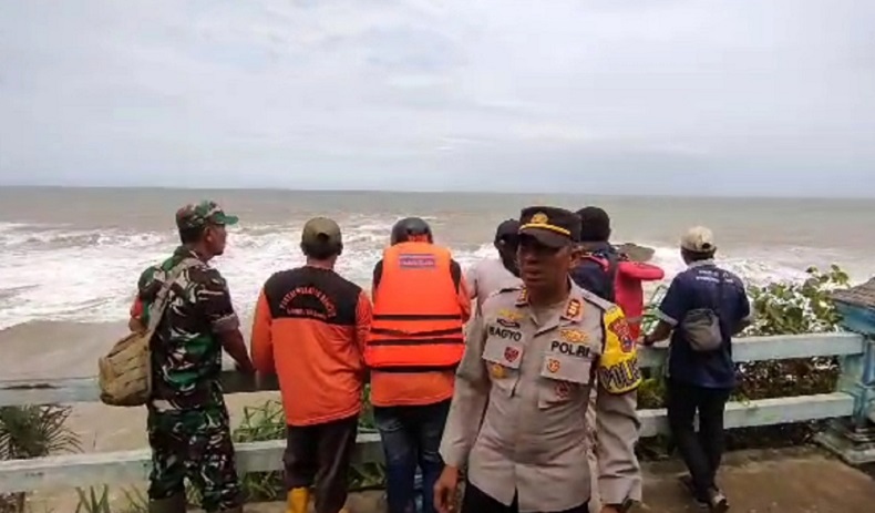 Cuaca Buruk, 3 Wisatawan Hilang di Pantai Jembatan Panjang Malang Belum Ditemukan