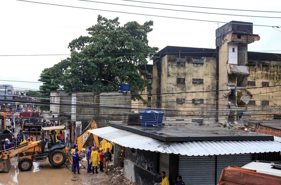 Bangunan Apartemen Runtuh saat Warga Masih Tidur, 8 Orang Tewas termasuk 2 Anak