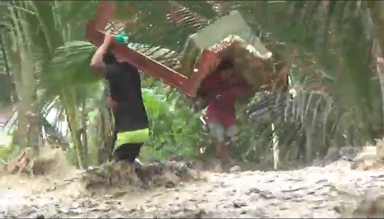 Tanggul Sungai Jebol, Banjir Lahar Dingin Gunung Semeru Masuk ke Permukiman Warga 
