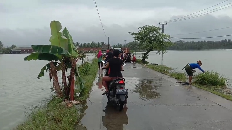 Banjir Masih Rendam Ratusan Hektare Sawah dan Permukiman Warga di Pangandaran