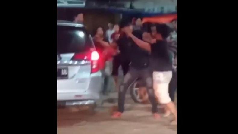 Dipicu Senggolan, Pengemudi Mobil Dipukuli Puluhan Pemuda di Depan Istri dan Anak