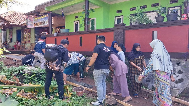 Partai Perindo Bantu Perbaikan Jalan Lingkungan Kampung Ciharashas Cilaku Cianjur