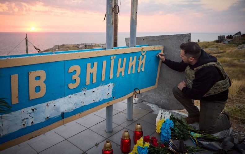 Peringati 500 Hari Perang Lawan Rusia, Zelensky Sampaikan Pesan Patriotik dari Pulau Ular