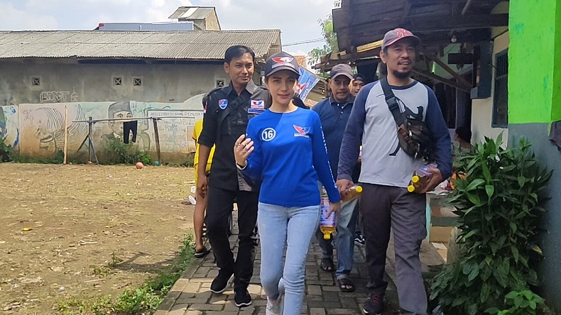 Bacaleg Partai Perindo Bagikan Minyak Goreng di Depok, Sapa Langsung Warga