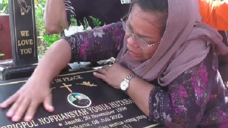 Setahun Meninggalnya Brigadir J, Sang Ibunda Rosti Simanjuntak Menangis di Permakaman