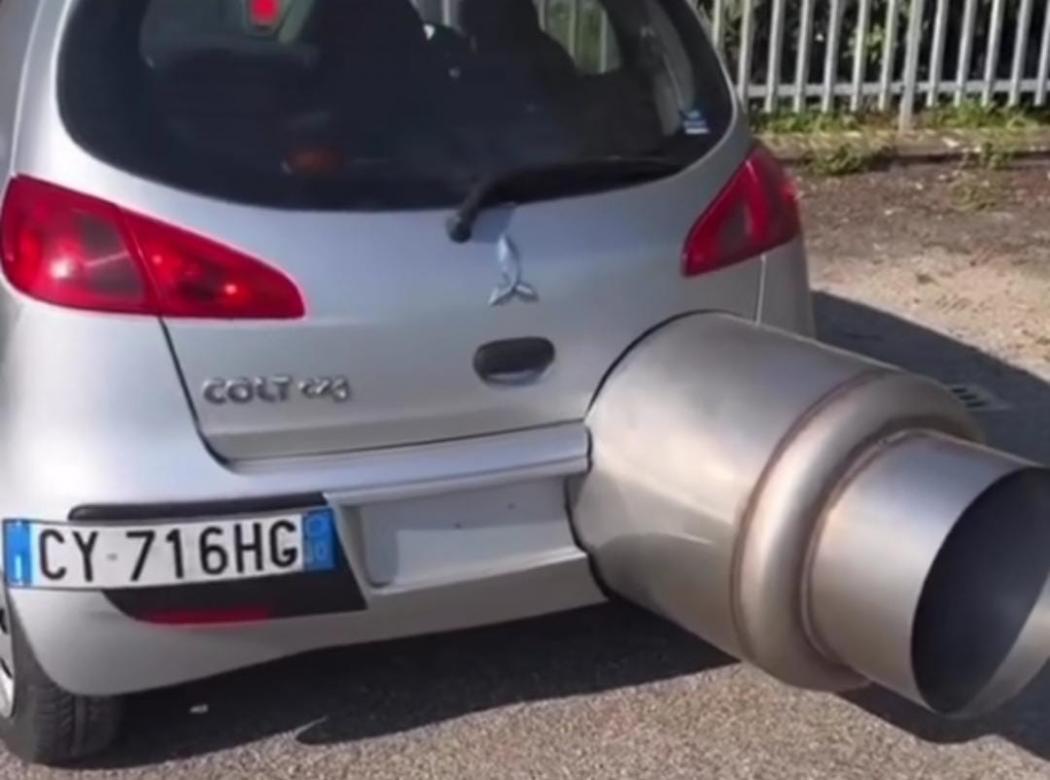 Viral Knalpot Mobil Ini Dimodifikasi Sebesar Drum, Suaranya Bikin Ngeri Netizen