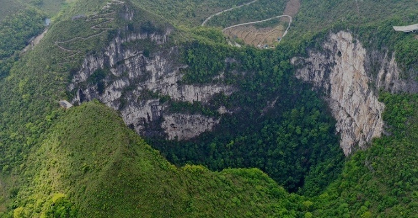 Lubang Runtuhan Raksasa Ditemukan di China, Apa Isinya?