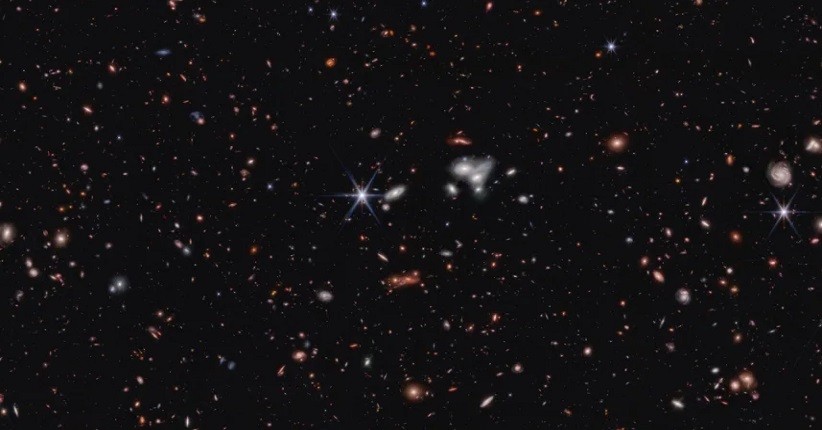 Teleskop James Webb Abadikan Black Hole Supermasif Aktif Terjauh, Segini Ukurannya