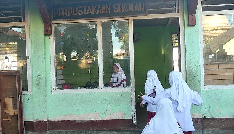 Ruangan Ambruk, Hari Pertama Sekolah Siswa SD di Lombok Timur Pindah ke Perpustakaan