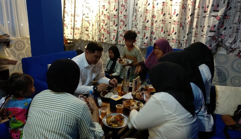 Bacaleg Perindo Hendi Makan Bareng dengan Warga Pegadungan: Bentuk Kepedulian UMKM