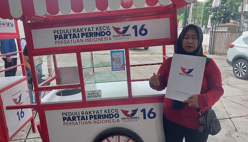 Pedagang Es Kelapa Jakut Senang Dapat Gerobak: Semoga Perindo Bisa Terus Ngayomi Warga