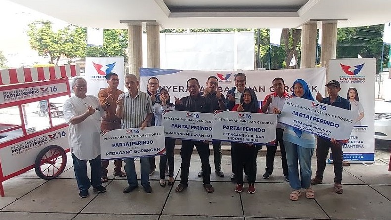 Partai Perindo Bagikan Gerobak Gratis ke Pedagang di Jakarta Utara