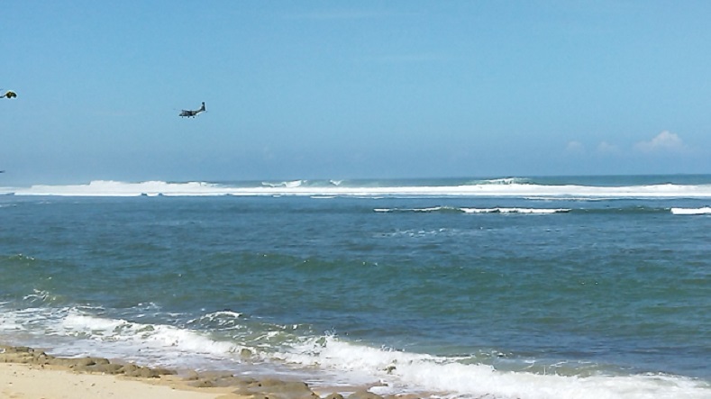 Tim SAR Kerahkan Pesawat Cari 3 Korban Tenggelam di Pantai Jembatan Panjang Malang