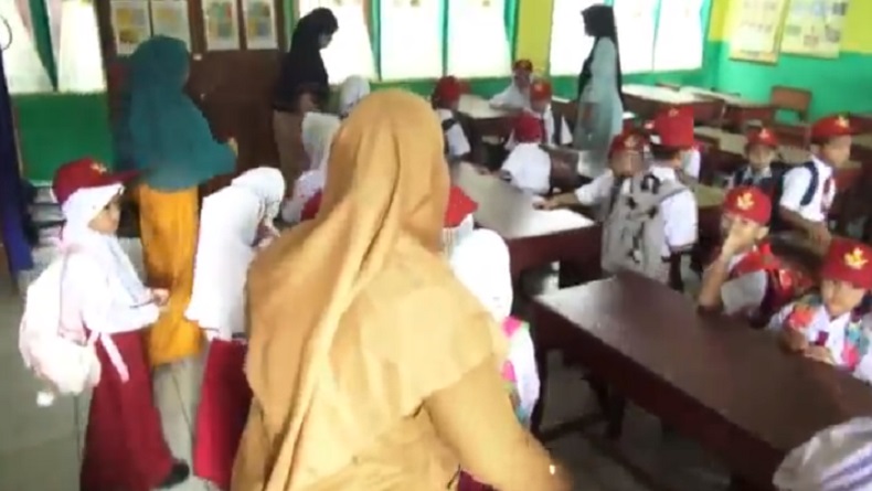 Aksi Emak-Emak Berebut Bangku di Hari Pertama Sekolah, Tunggui Meja agar Tak Digeser