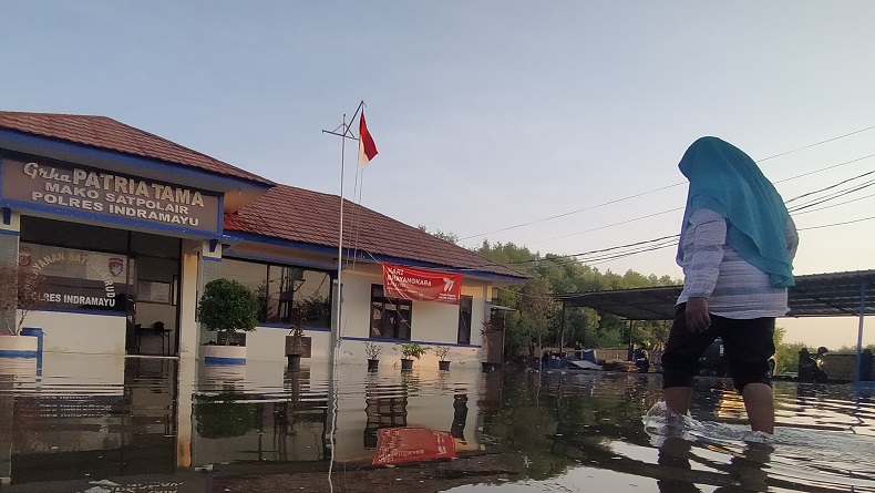 Banjir Rob Terjang Pesisir Karangsong Indramayu, Mako Satpolairud Terendam